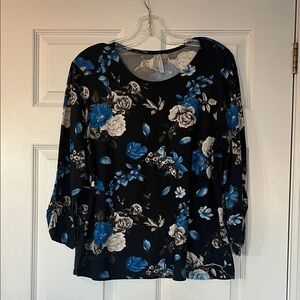 🎉 2/$20🎉 Elegant Floral Women's Blouse in Black and Blue